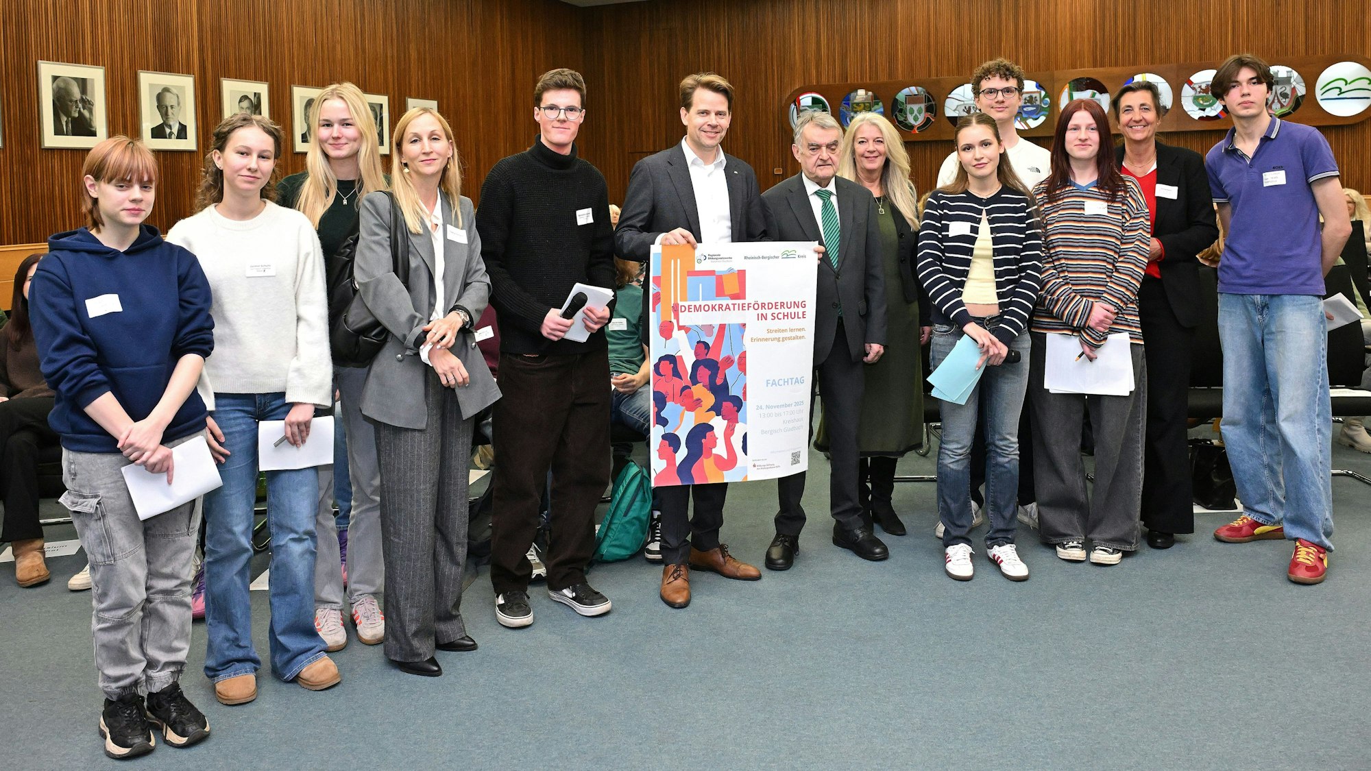 Gruppenfoto mit Schülerinnen und Schülern sowie Landrat Arne von Boetticher und NRW-Innenminister Herbert Reul.