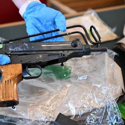 Polizei und Staatsanwaltschaft haben einen Überblick über ihre Entdeckungen in dem riesigen illegalen Waffenlager von Remscheid vorgelegt. (Archivbild)