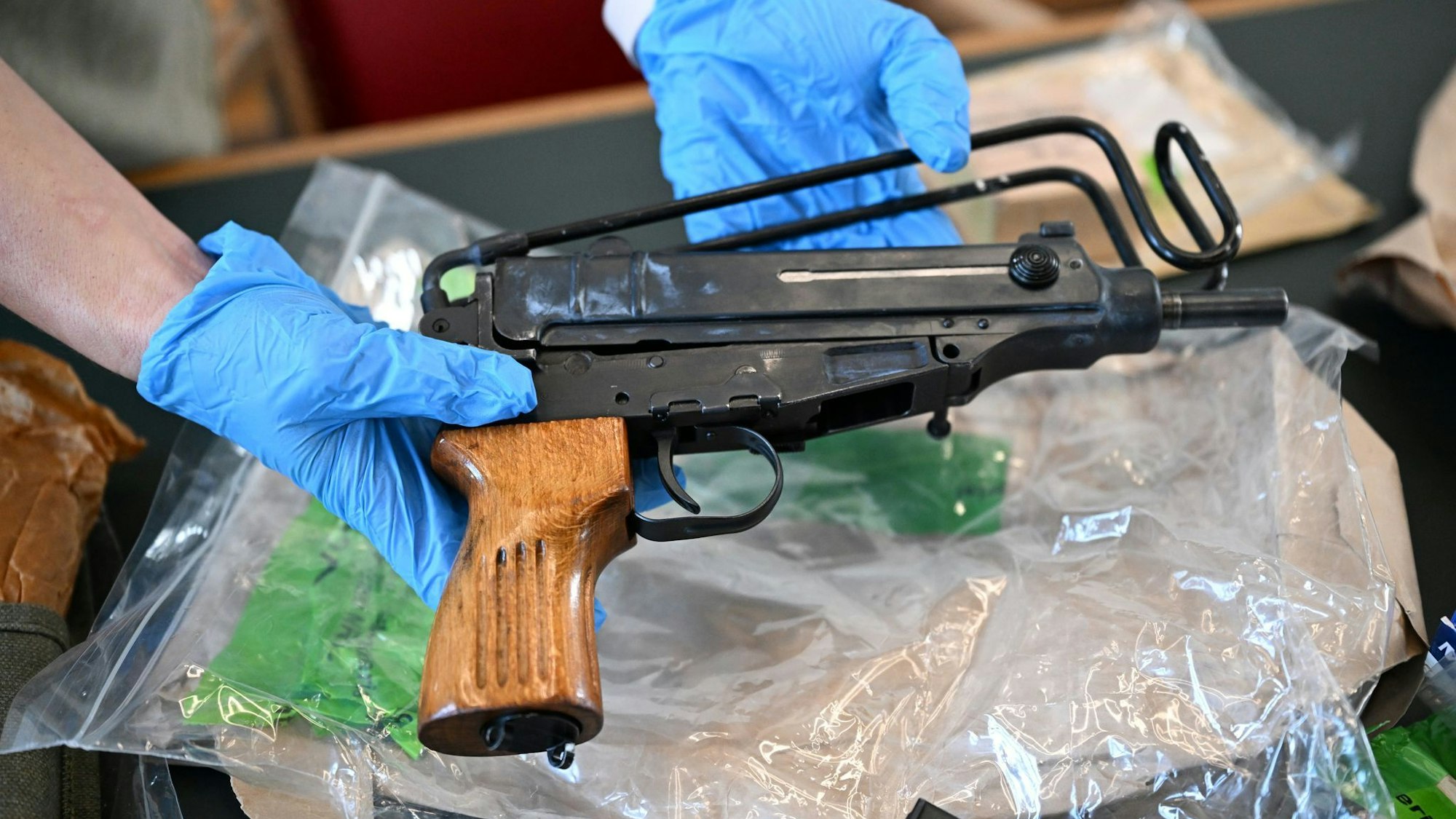 Polizei und Staatsanwaltschaft haben einen Überblick über ihre Entdeckungen in dem riesigen illegalen Waffenlager von Remscheid vorgelegt. (Archivbild)