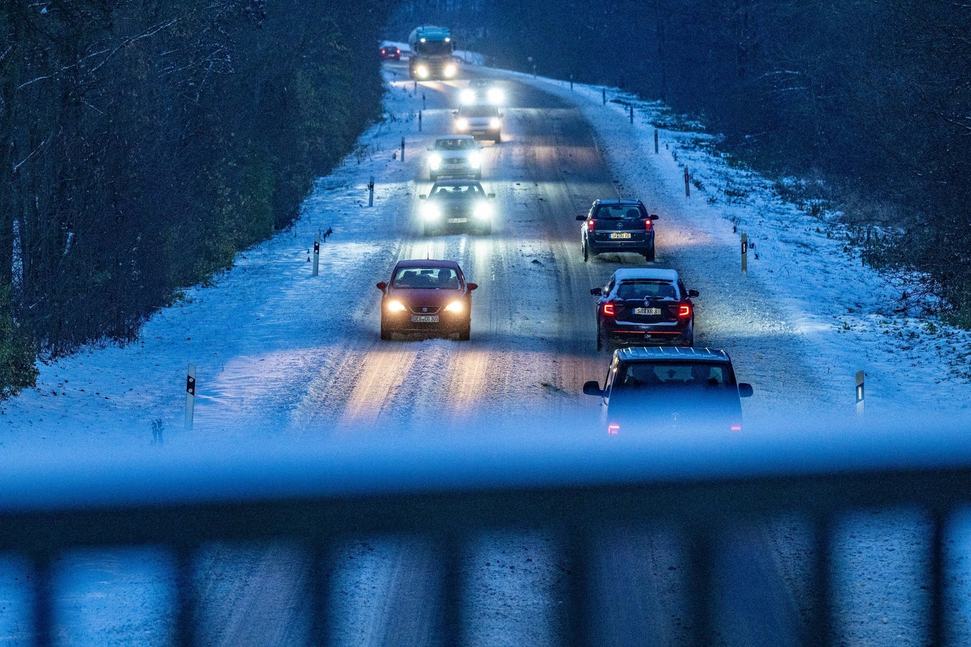 Besonders im Süden und im Osten müssen sich Autofahrer am Dienstag auf glatte Straßen einstellen.