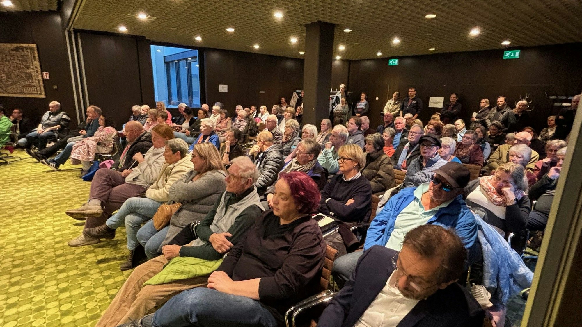 Auf dem Bild ist das Publikum im Ratssaal zu sehen.