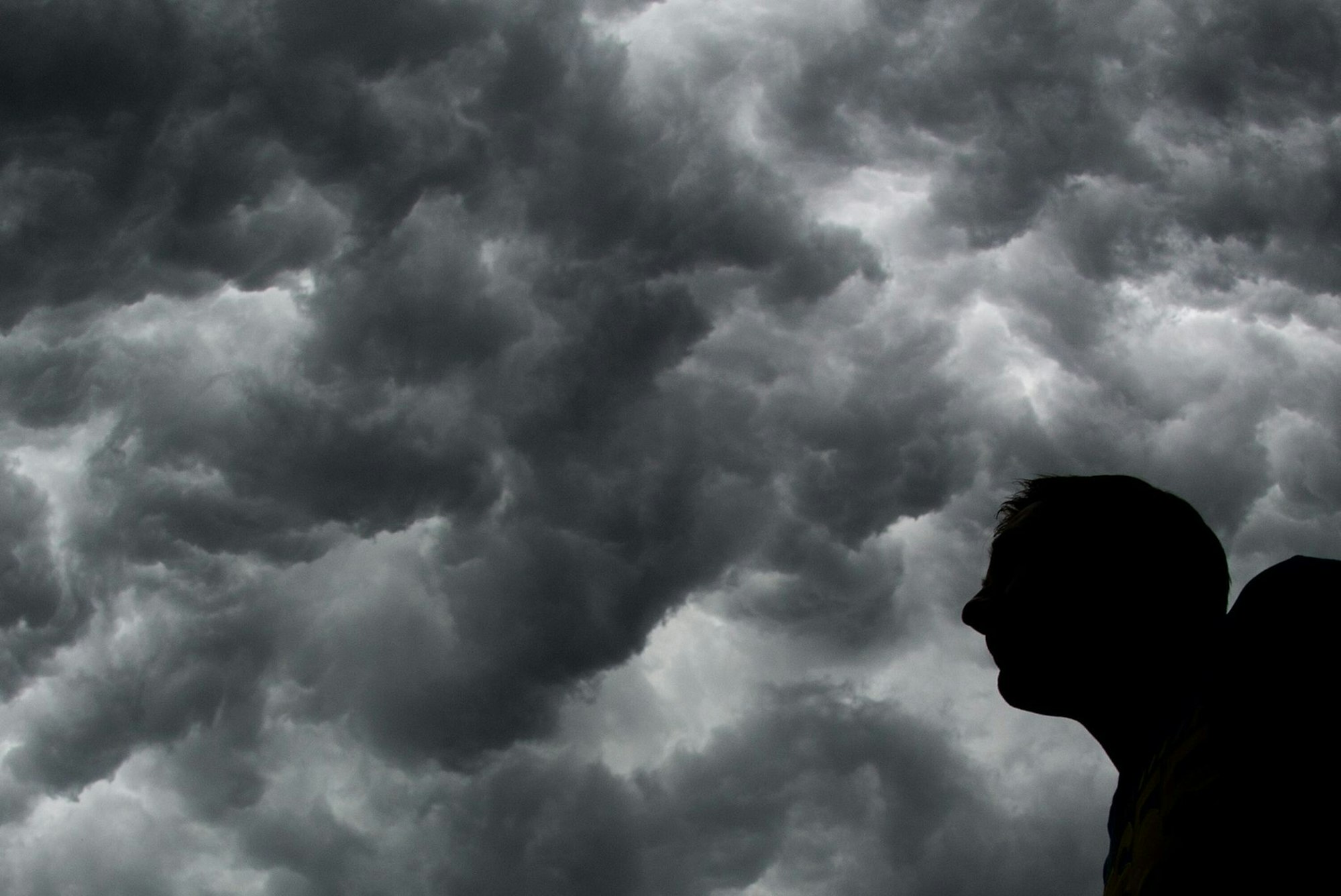 Epileptische Anfälle kommen oft unvermittelt. Was kann man tun, um sie zu verhindern, und wie reagiert man richtig als Beobachter?