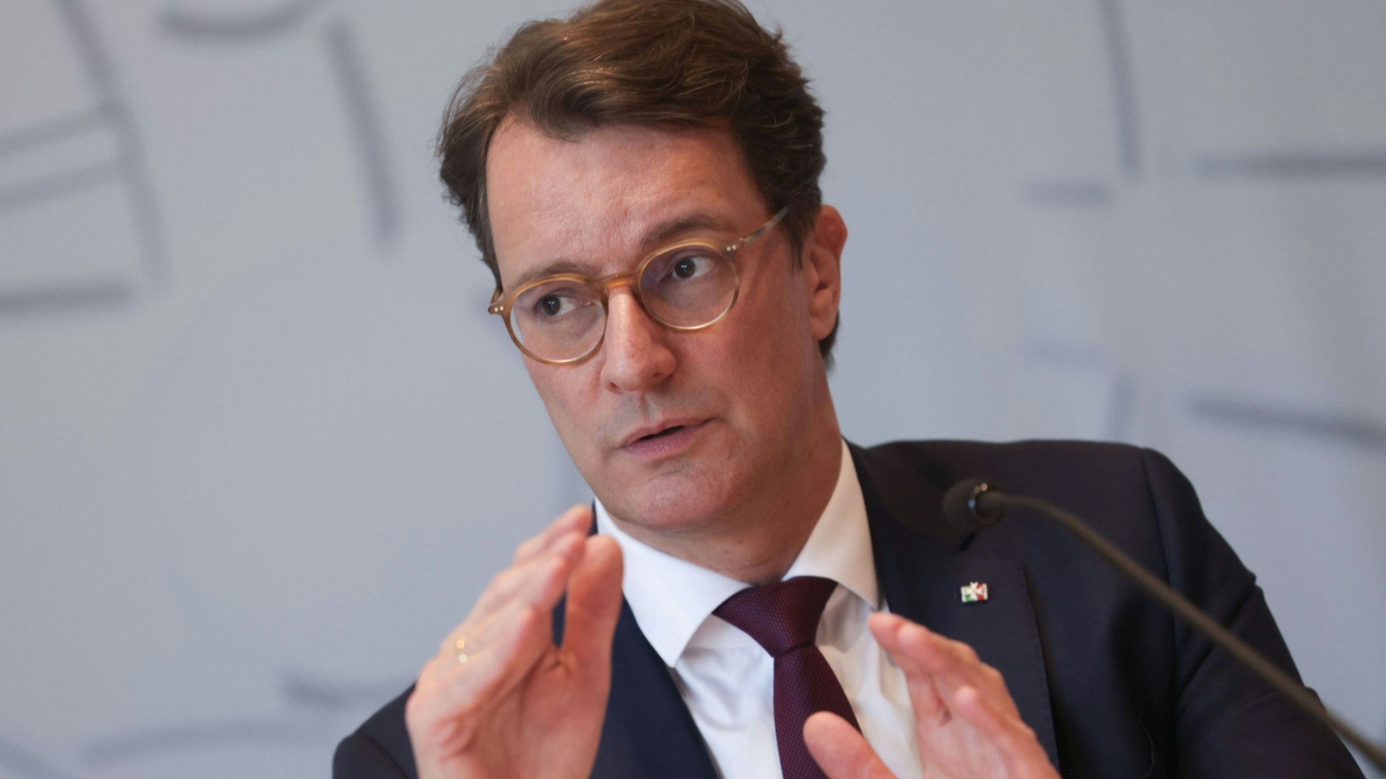 Das Bild zeigt Hendrik Wüst (CDU), Ministerpräsident von Nordrhein-Westfalen, auf einer Presskonferenz im Landtag. Foto: Oliver Berg/dpa
