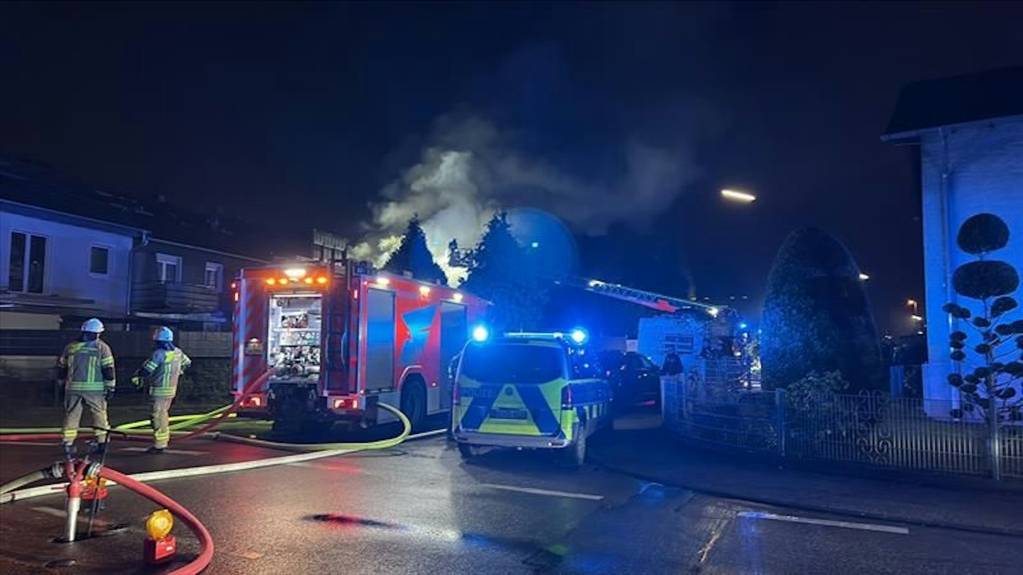 Die Feuerwehr bei den Löscharbeiten in Köln-Weiß.