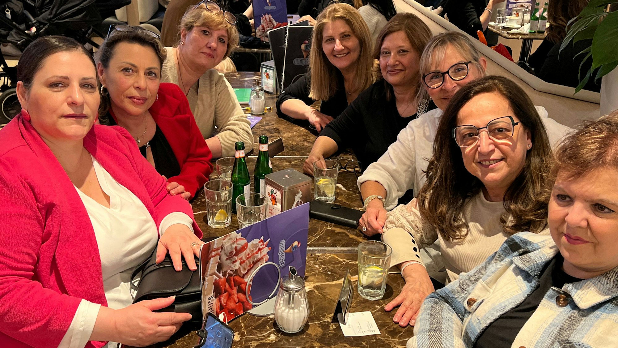 Sie wuchsen in der „Spaghettistraße“ auf: Diese Frauen sind die Töchter italienischer Gastarbeiter. Heute noch befreundet, leben sie zum Teil immer noch in Kalk. v.l.n.r. Patrizia Sciacca, Fiorella Ietro, Antonia Mirenda, Angela Vella, Mirella Vella, Claudia Longhitano, Gianna Vicario und Dina Loggia