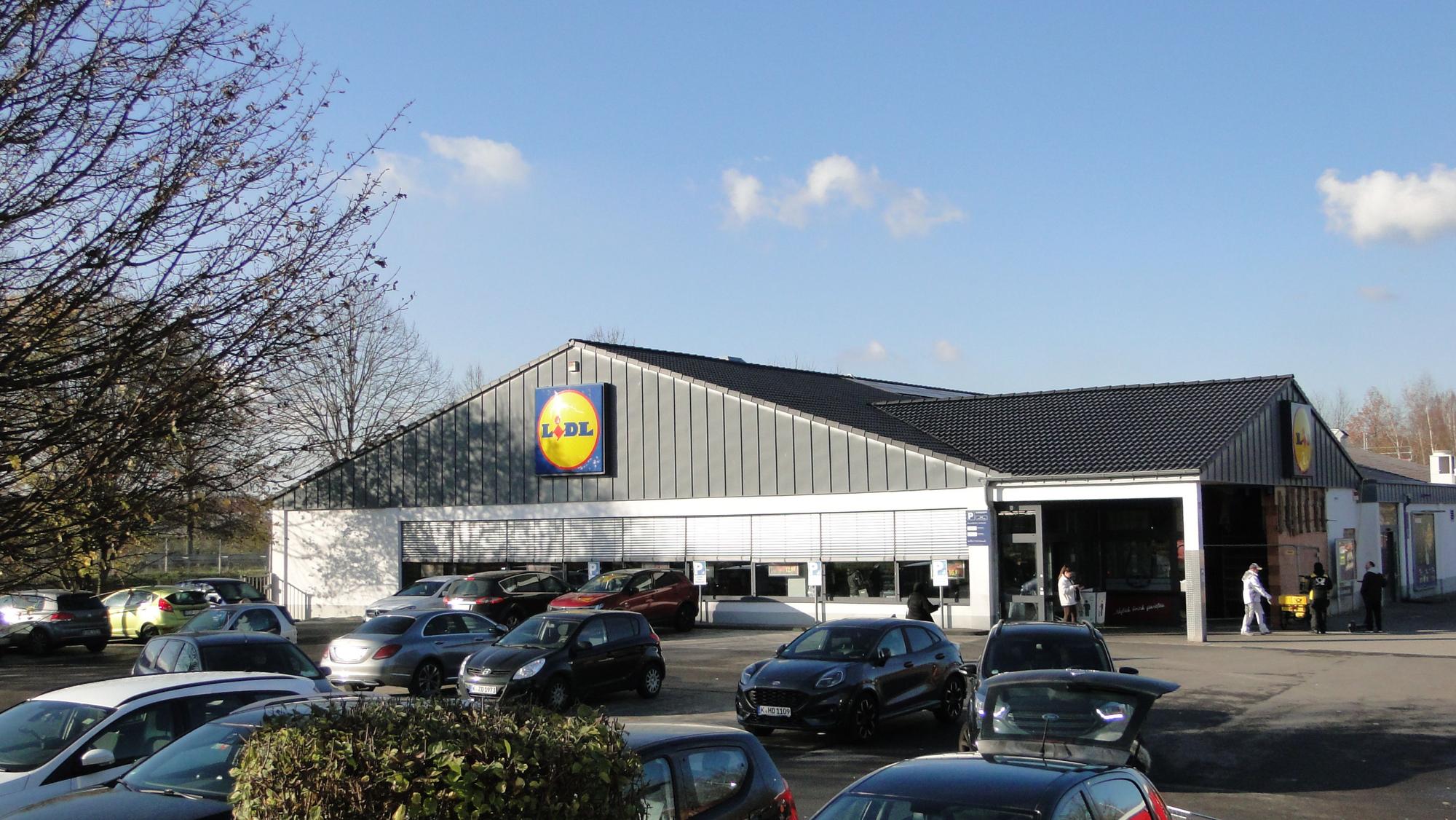 Auf einem Parkplatz vor einem Lidl-Markt stehen viele Autos.