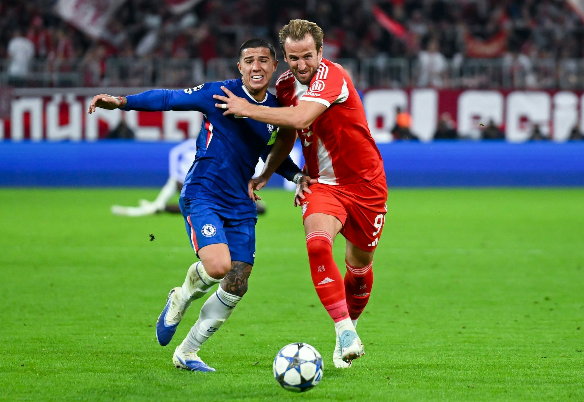 Harry Kane (r) ist für die Bayern nicht nur als Torjäger wichtig. (Archivfoto)