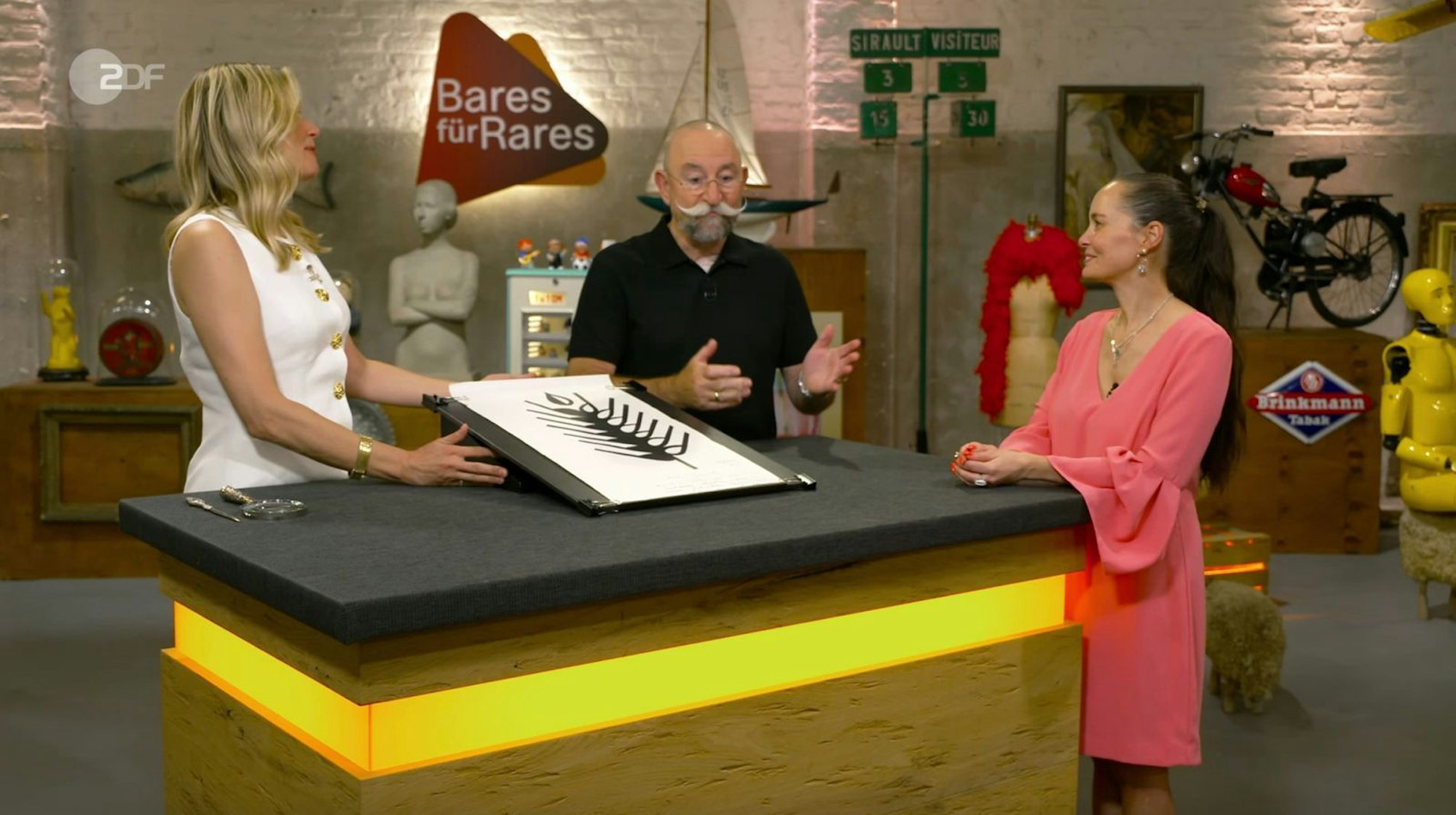 In der Mittwochsausgabe der ZDF-Trödelshow „Bares für Rares“ hoffte Eva-Maria (rechts) auf einen lukrativen Verkauf ihres Kunstobjekts. Doch daraus wurde unter den Augen von Bianca Berding und Horst Lichter nichts. (Bild: ZDF)