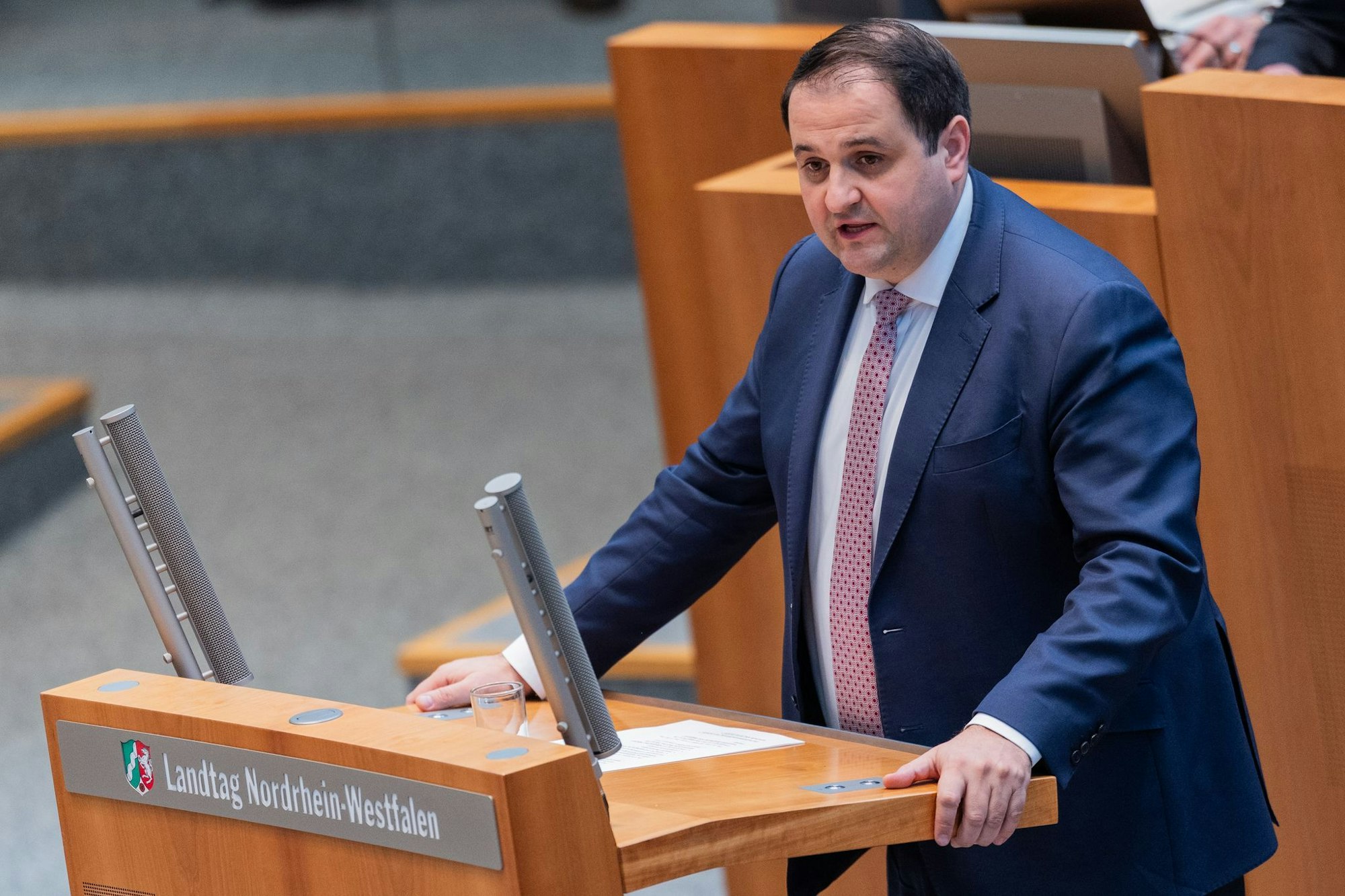 Verschwendung von Steuergeldern für eine Luxus-Staatskanzlei gibt es laut Staatskanzleichef Nathanael Liminiski nicht in Nordrhein-Westfalen.