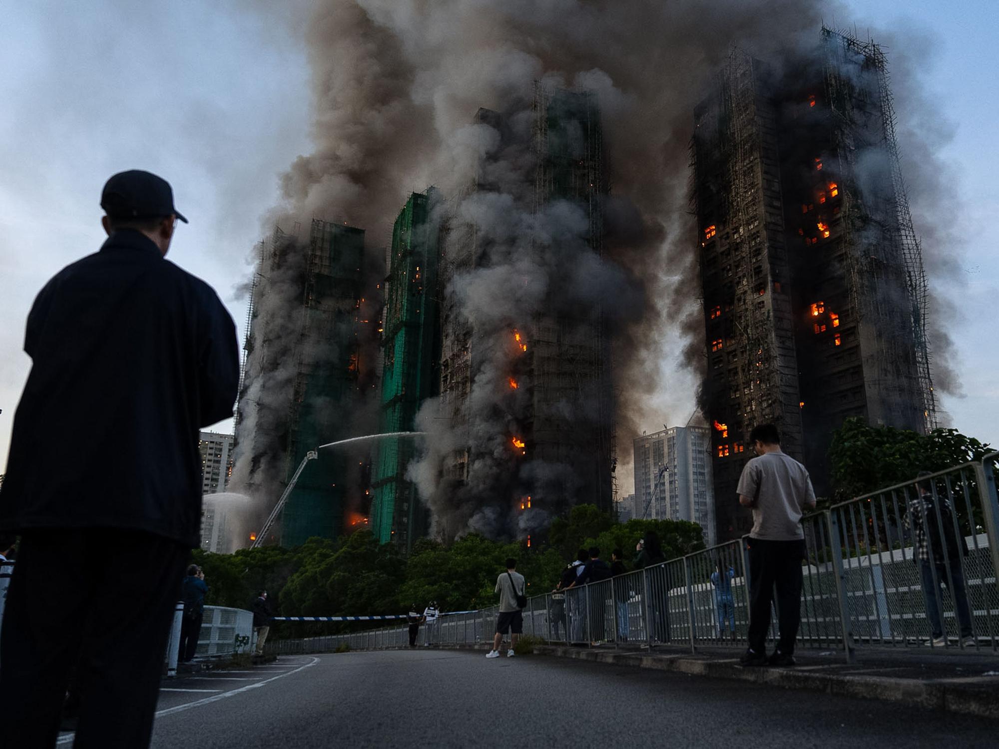 Rauch steigt auf, nachdem im Wang Fuk Court, einer Wohnanlage im Stadtteil Tai Po in den New Territories von Hongkong, ein Feuer ausgebrochen ist.