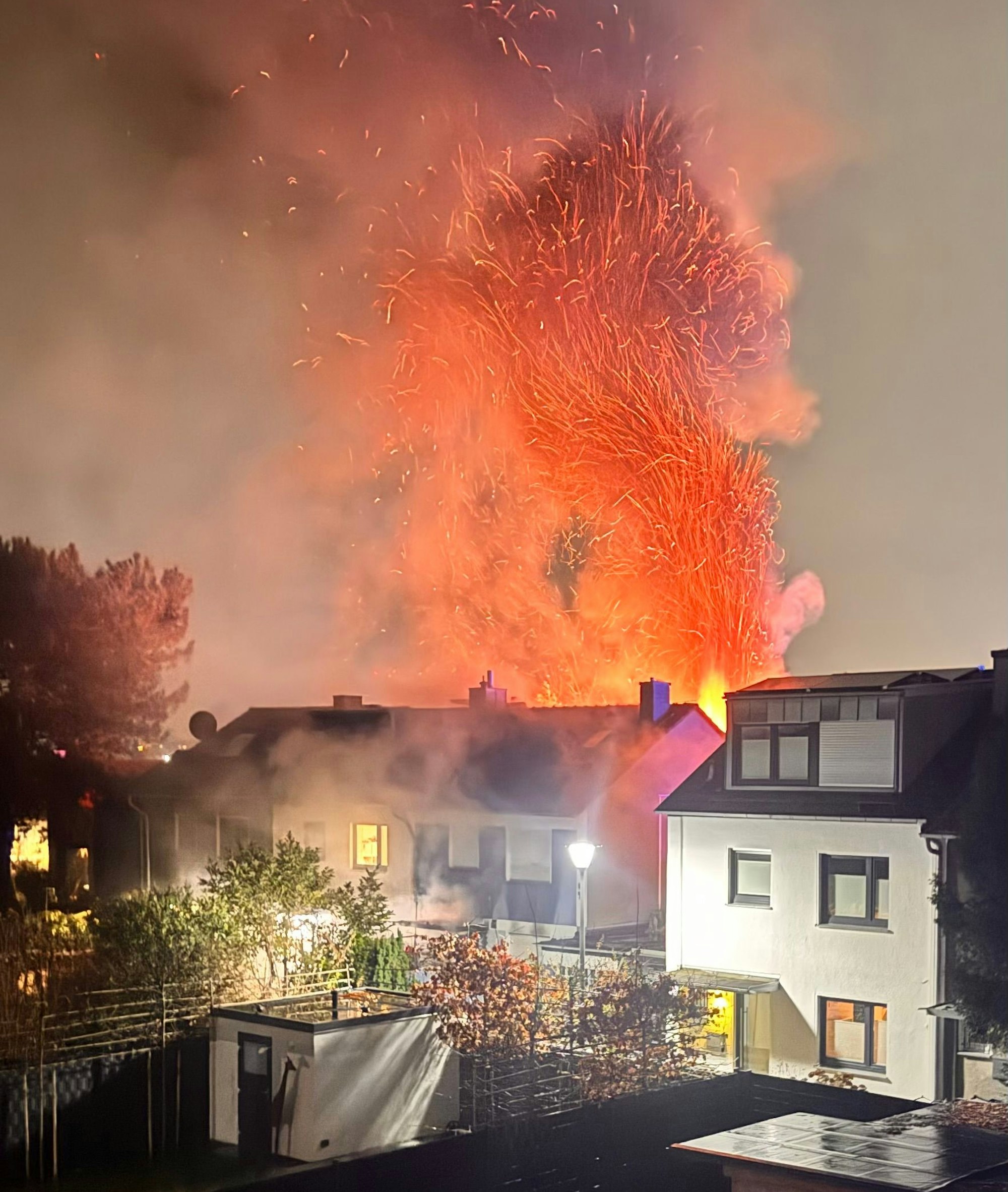 In dem brennenden Haus in Köln-Weiß explodierten gelagerte Raketen und andere Feuerwerkskörper.