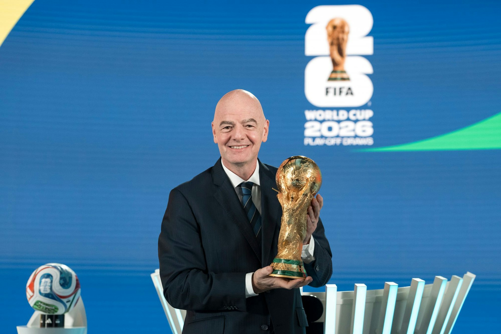 FIFA-Präsident Gianni Infantino freut sich über die große Nachfrage für die Fußball-WM.