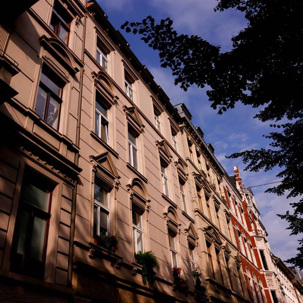 Altbauten stehen in der Merowingerstraße in der Kölner Südstadt