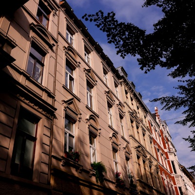 Altbauten stehen in der Merowingerstraße in der Kölner Südstadt