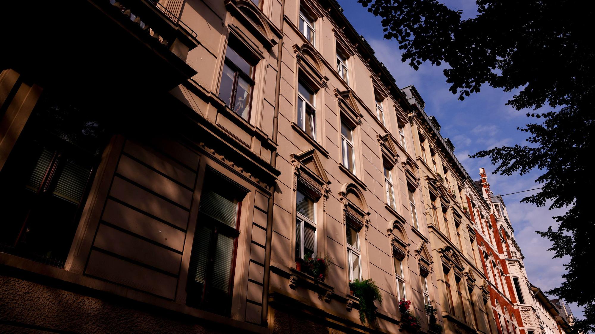 Altbauten stehen in der Merowingerstraße in der Kölner Südstadt