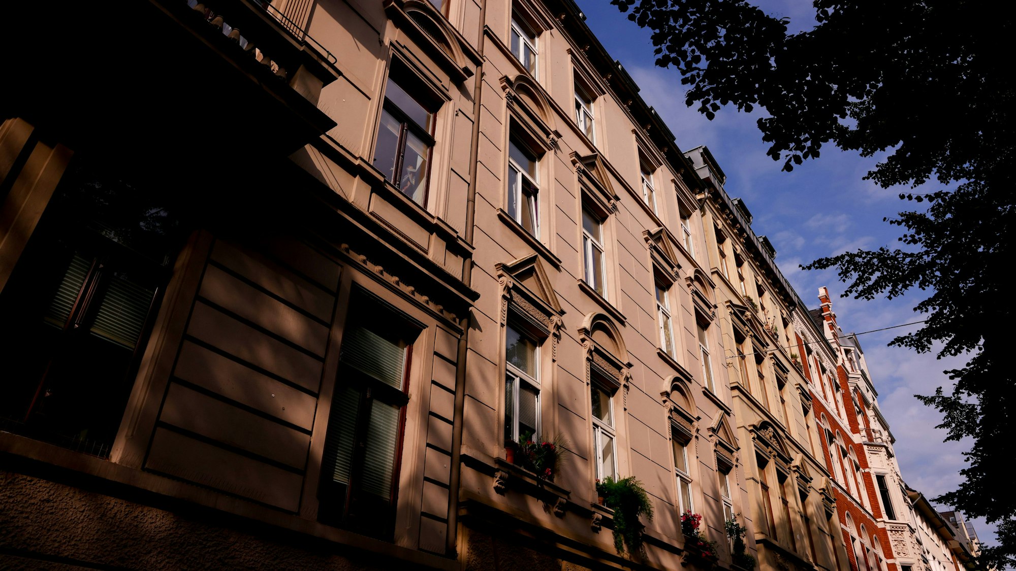 Altbauten stehen in der Merowingerstraße in der Kölner Südstadt