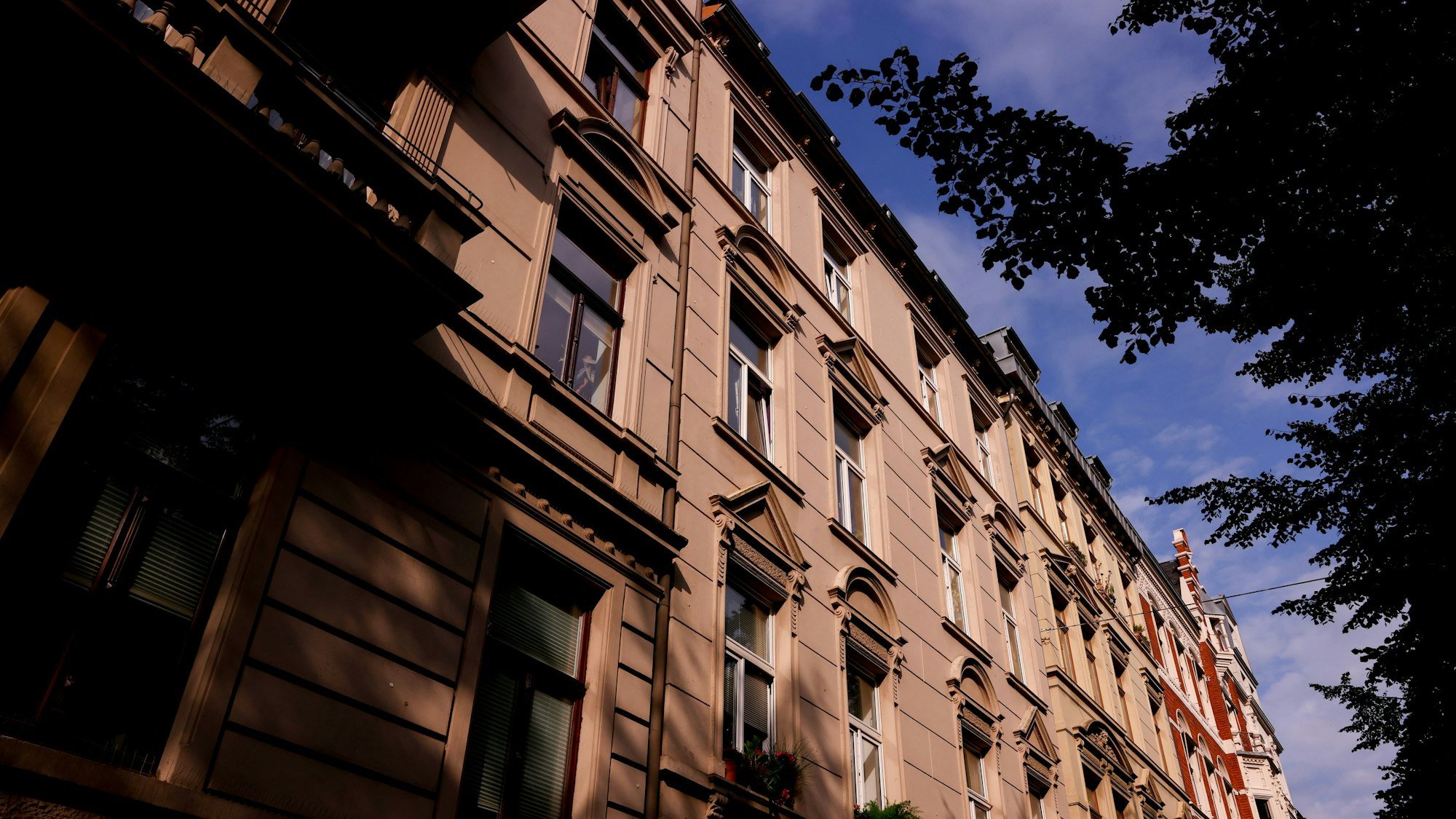 Altbauten in der Merowingerstraße in der Südstadt: Das Wohnungsproblem ist groß in Köln.