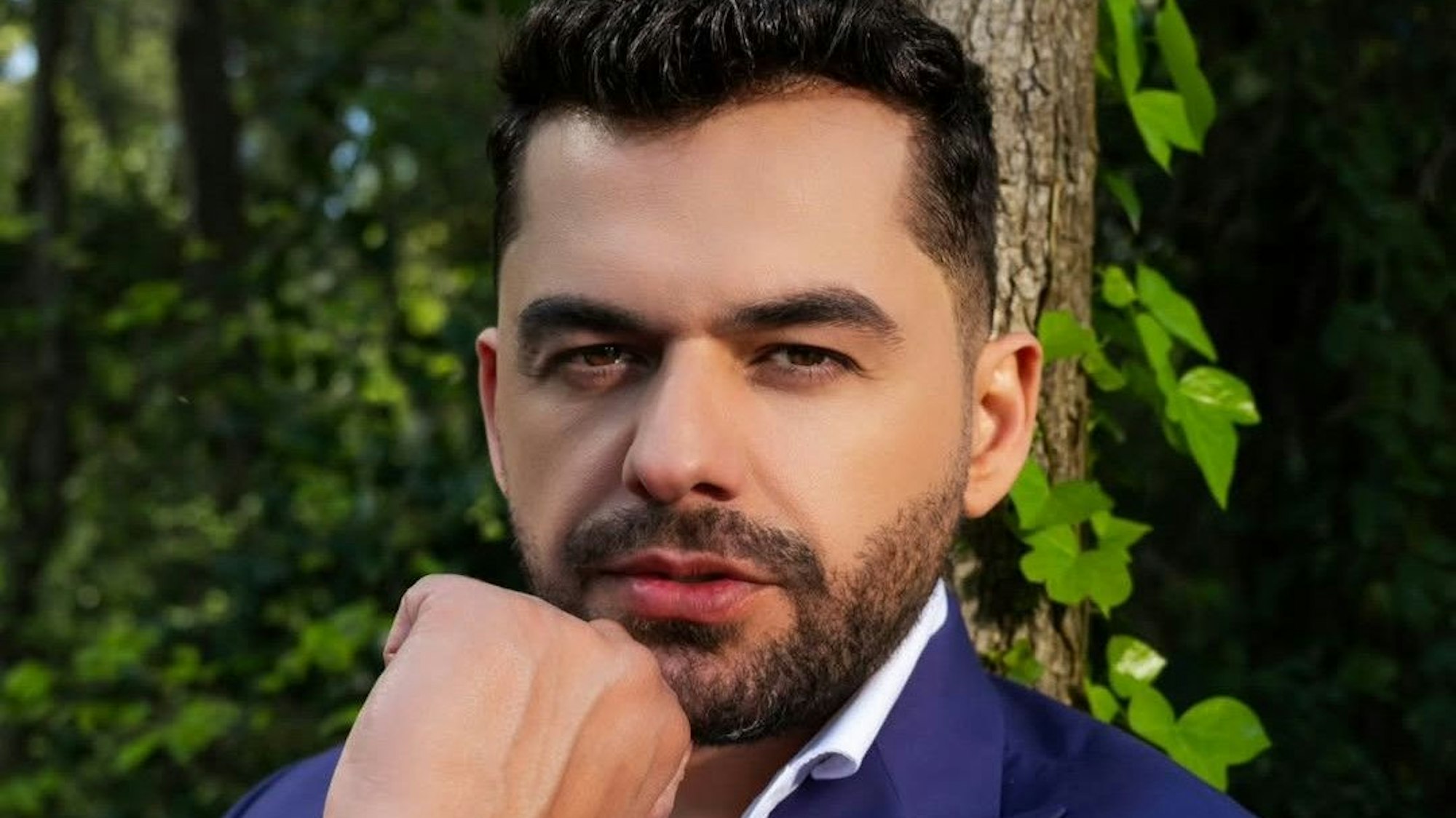 Shpat Kasapi schaut in die Kamera.