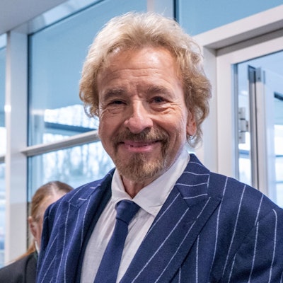 Thomas Gottschalk lächelt in die Kamera.