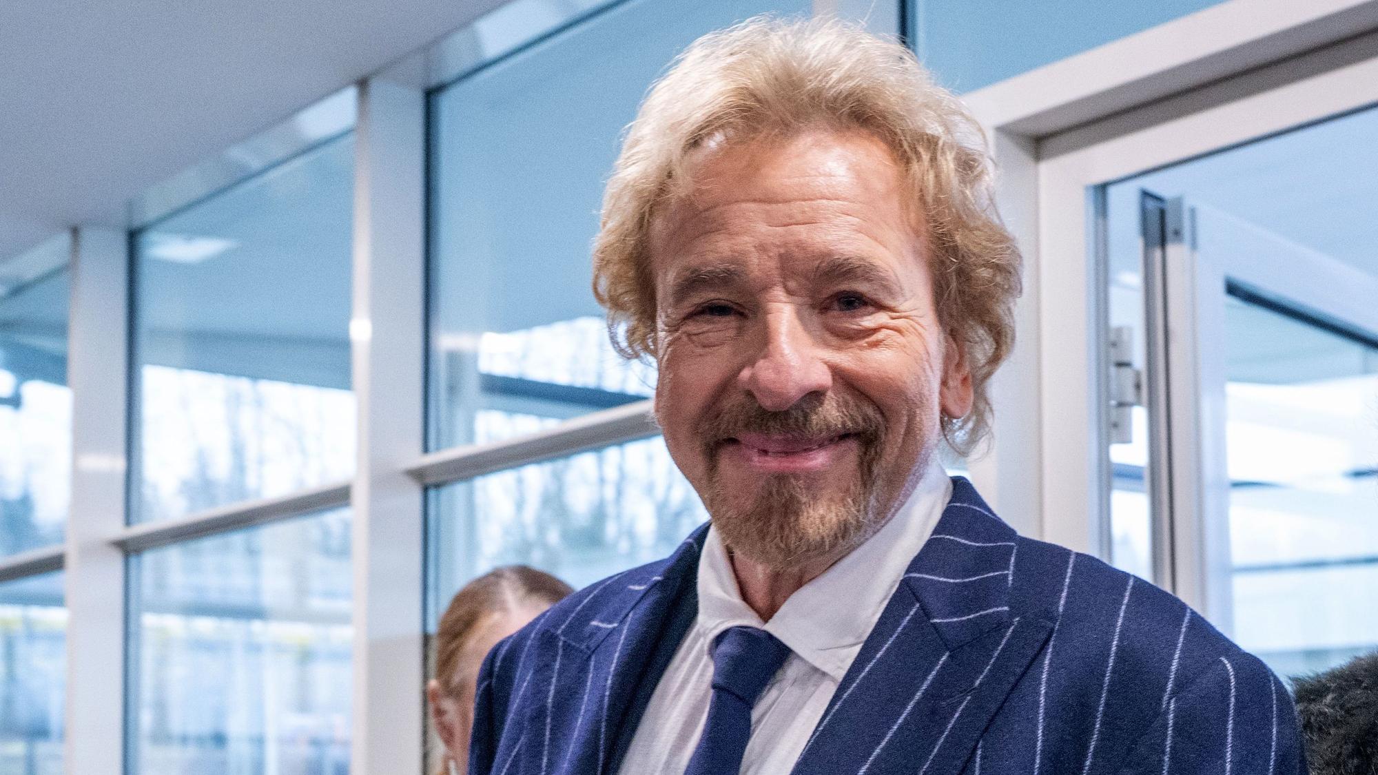 Thomas Gottschalk lächelt in die Kamera.