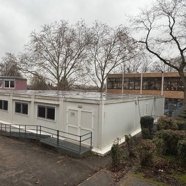Auf dem Bild sind alte Container zu sehen, die als Schulmensa genutzt wurden.