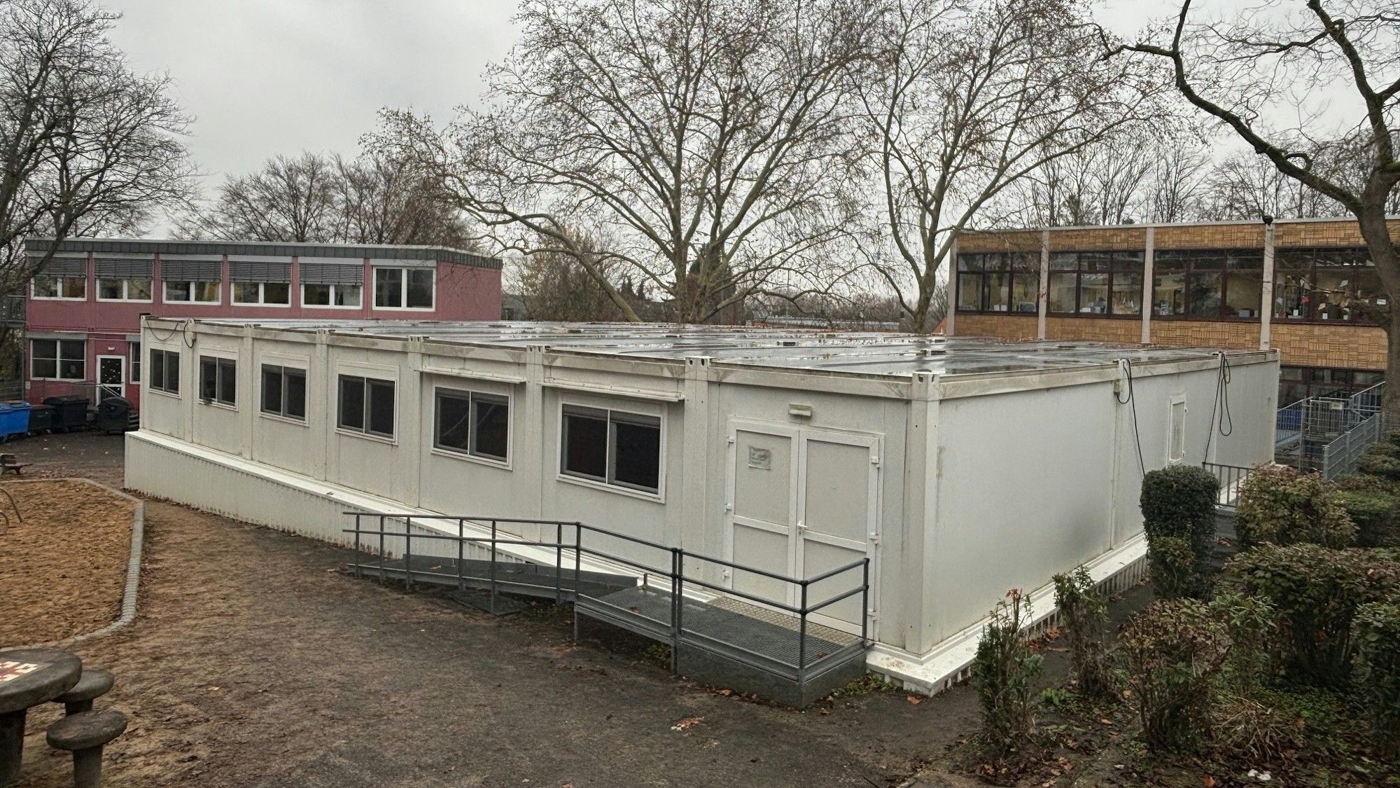 Auf dem Bild sind alte Container zu sehen, die als Schulmensa genutzt wurden.