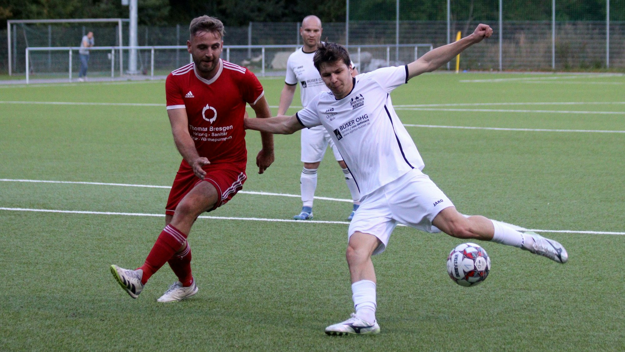 Jonas Küpper kommt gegen Schönaus Lukas Wollenweber zum Torschuss.
