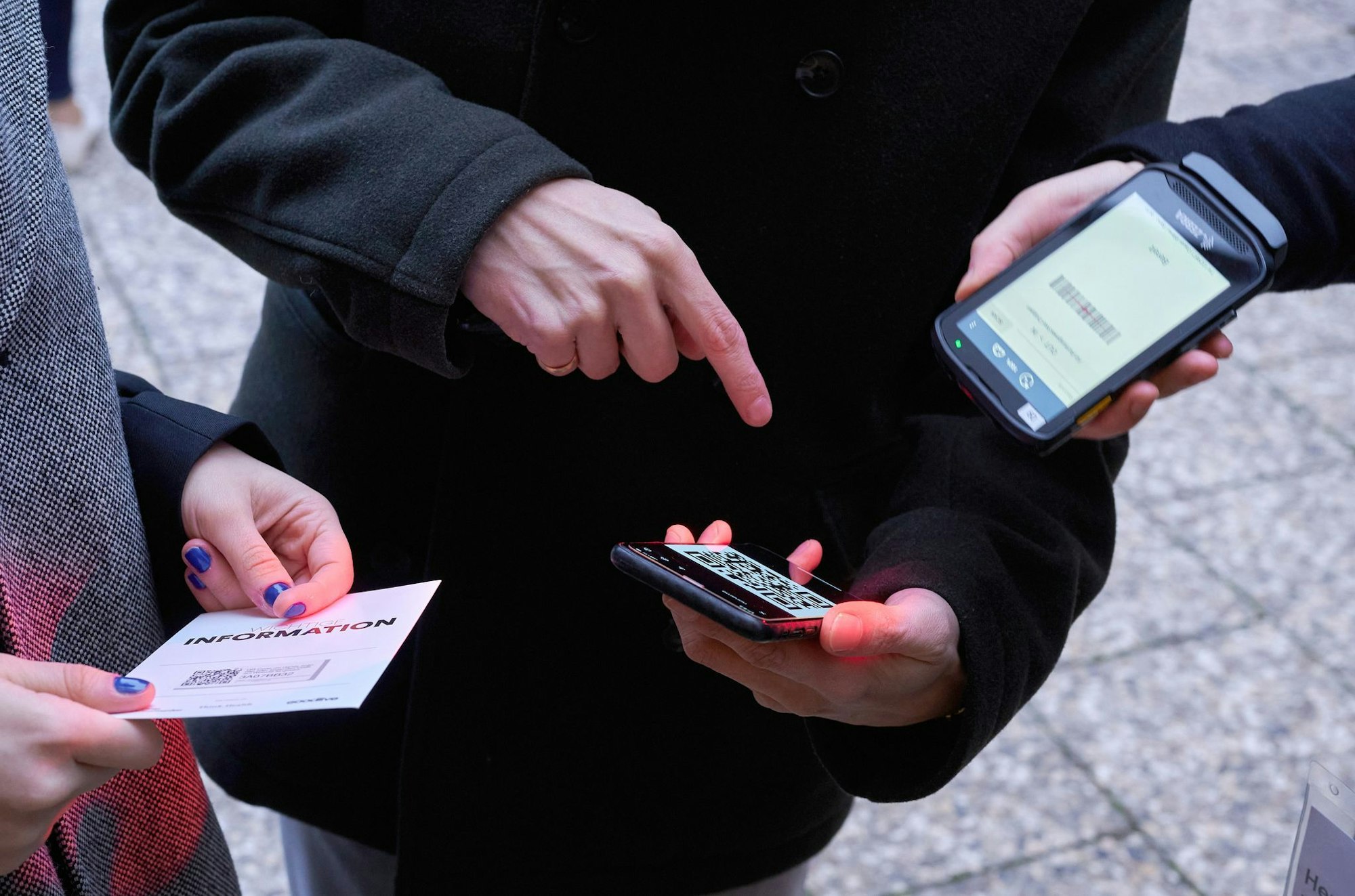 Digitale Tickets lassen sich am einfachsten in Wallet-Apps speichern: So sind sie auch ohne Internet schnell griffbereit.