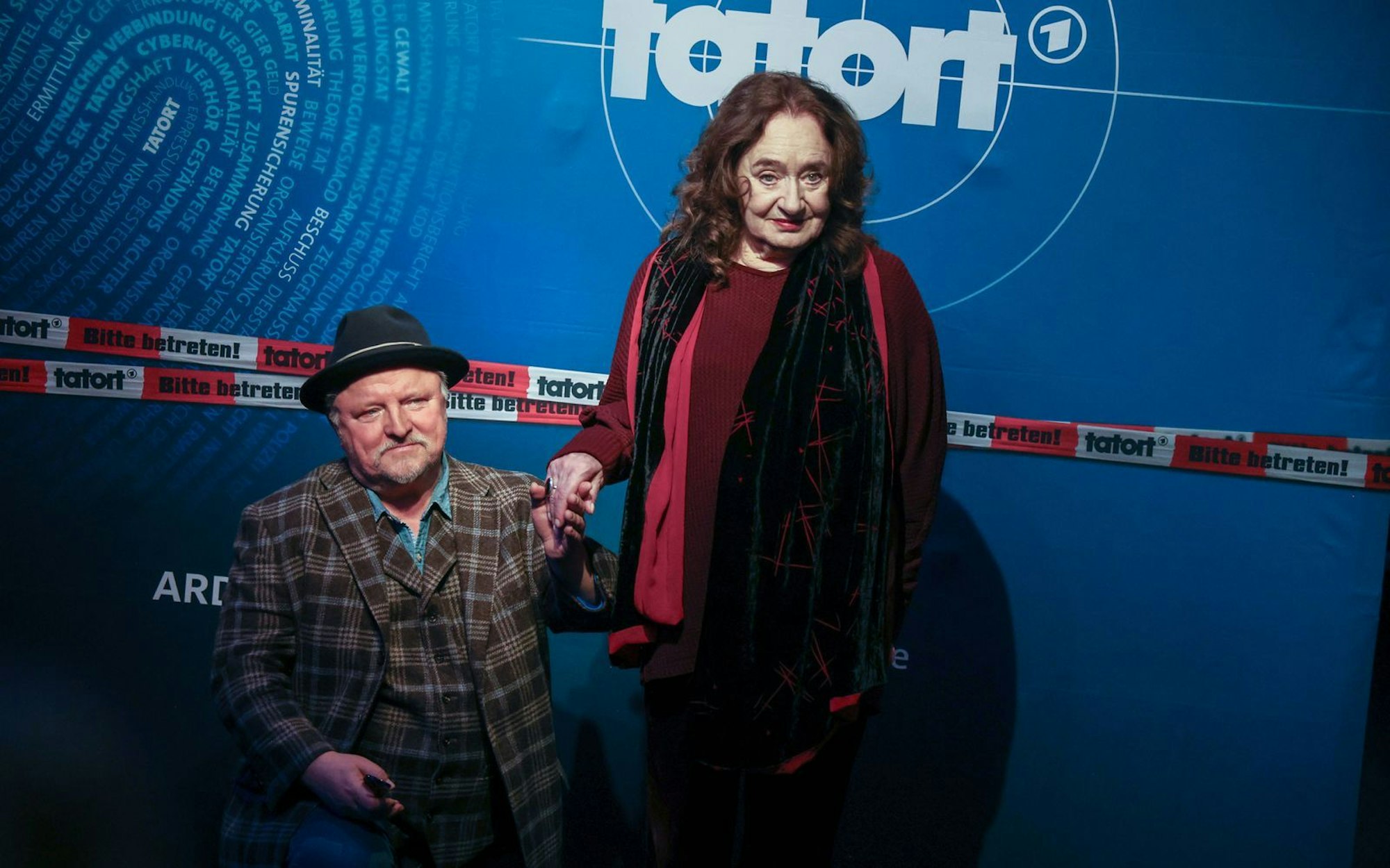 Ehre, wem Ehre gebührt: Bei der Premiere des neuen Münster-“Tatorts“ ging Axel Prahl vor Mechthild Großmann auf die Knie. (Bild: IMAGO / Rüdiger Wölk)