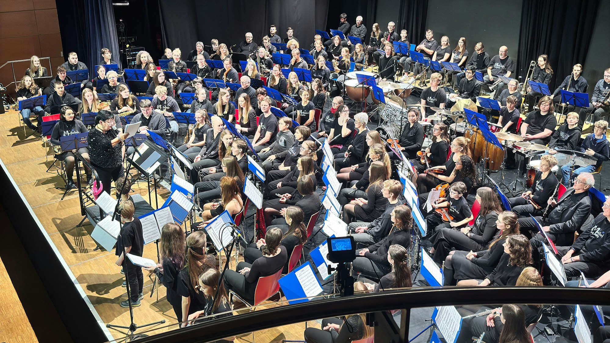 Das Bild zeigt Musiker auf einer Bühne