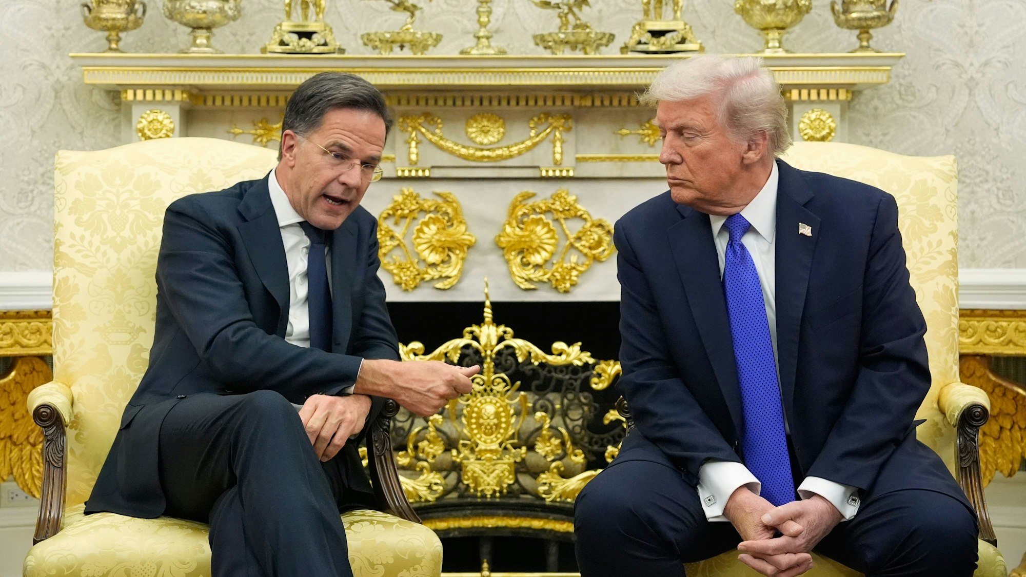 dpatopbilder - 22.10.2025, USA, Washington: US-Präsident Donald Trump (r) trifft sich mit NATO-Generalsekretär Mark Rutte im Oval Office des Weißen Hauses. Foto: Alex Brandon/AP/dpa +++ dpa-Bildfunk +++
