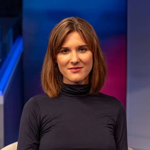 Sophie von der Tann steht in der ARD-Kulisse.