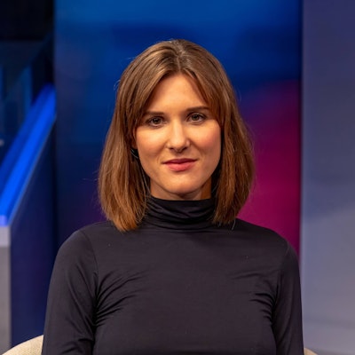 Sophie von der Tann steht in der ARD-Kulisse.