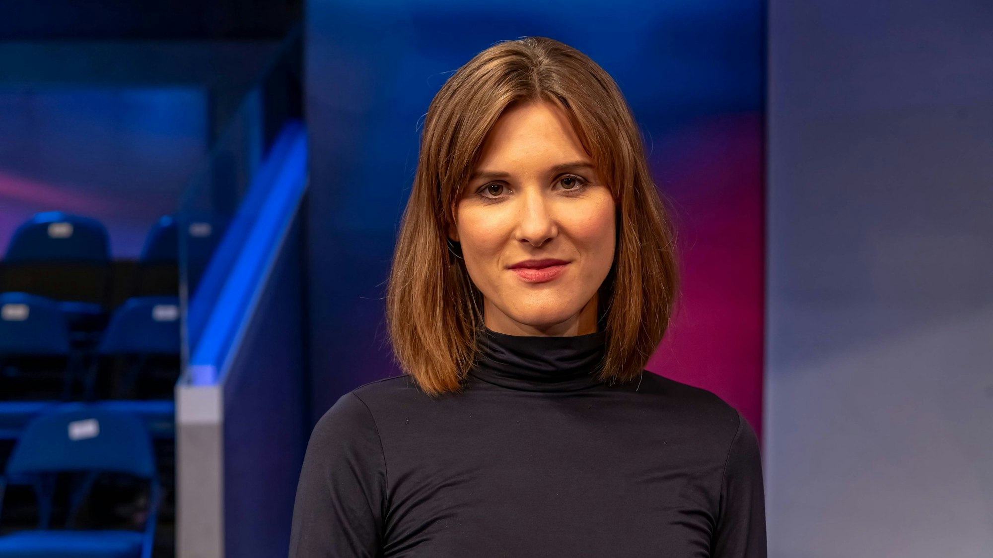 Sophie von der Tann steht in der ARD-Kulisse.