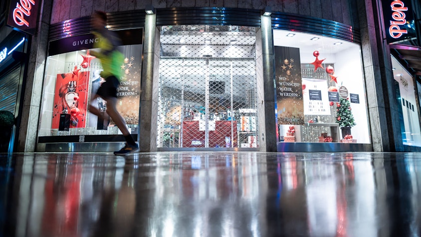 Ein Mann läuft an einer geschlossenen Filiale der Parfümerie Pieper an der Königsallee vorbei.