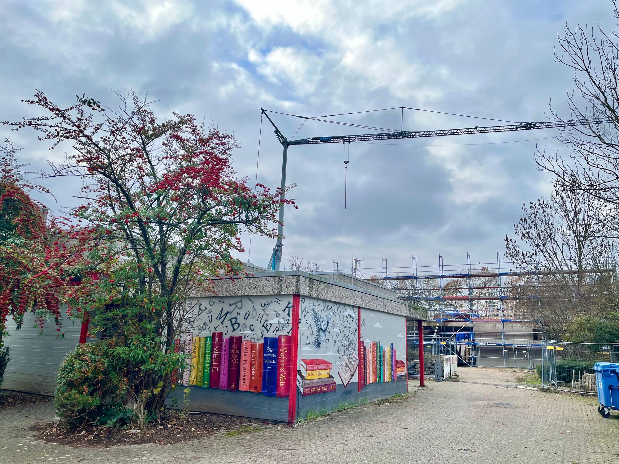 Die Baustelle befindet sich direkt hinter der Bibliothek,