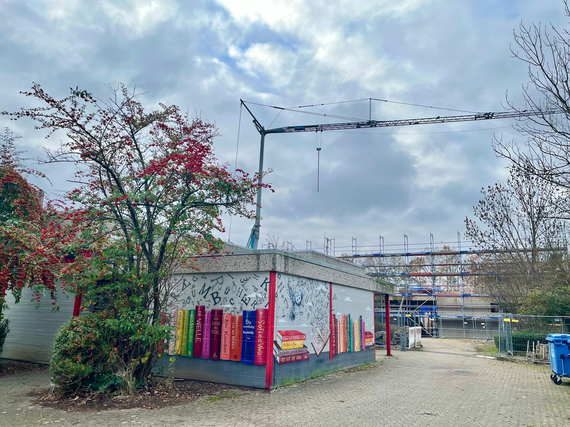 Die Baustelle befindet sich direkt hinter der Bibliothek,