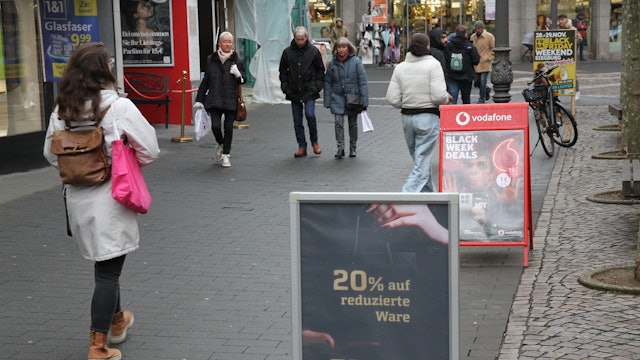 Zum Black Friday wird Kaufsucht besonders zum Thema, Reklameschilder in der Siegburger Fußgängerzone
