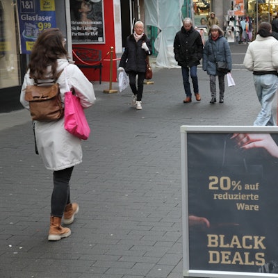 Zum Black Friday wird Kaufsucht besonders zum Thema, Reklameschilder in der Siegburger Fußgängerzone