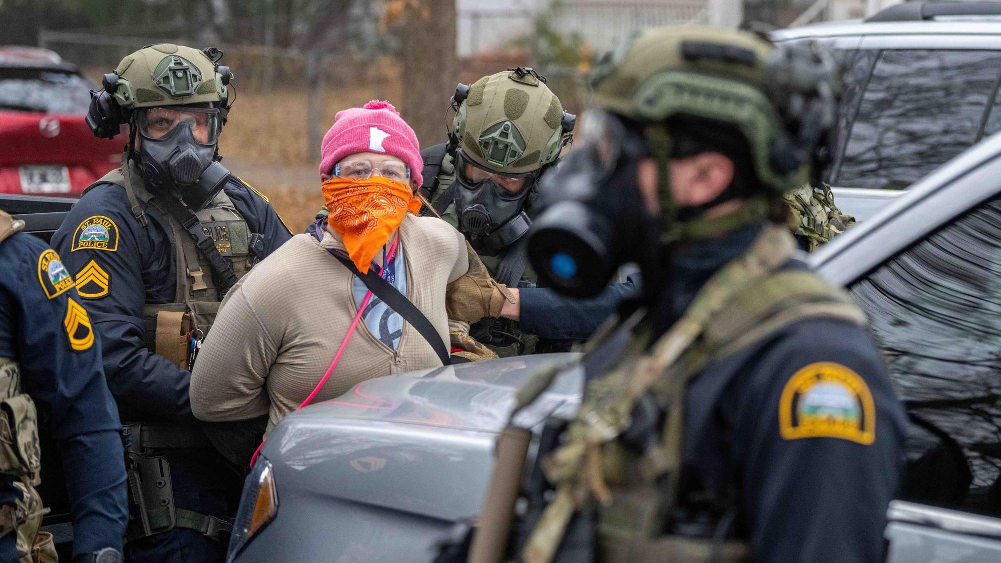 Das Bild zeigt Beamte von ICE und dem Saint Paul Police Department (SPPD) bei der Verhaftung in St. Paul, USA. Foto: Holden Smith/ZUMA Press Wire/dpa