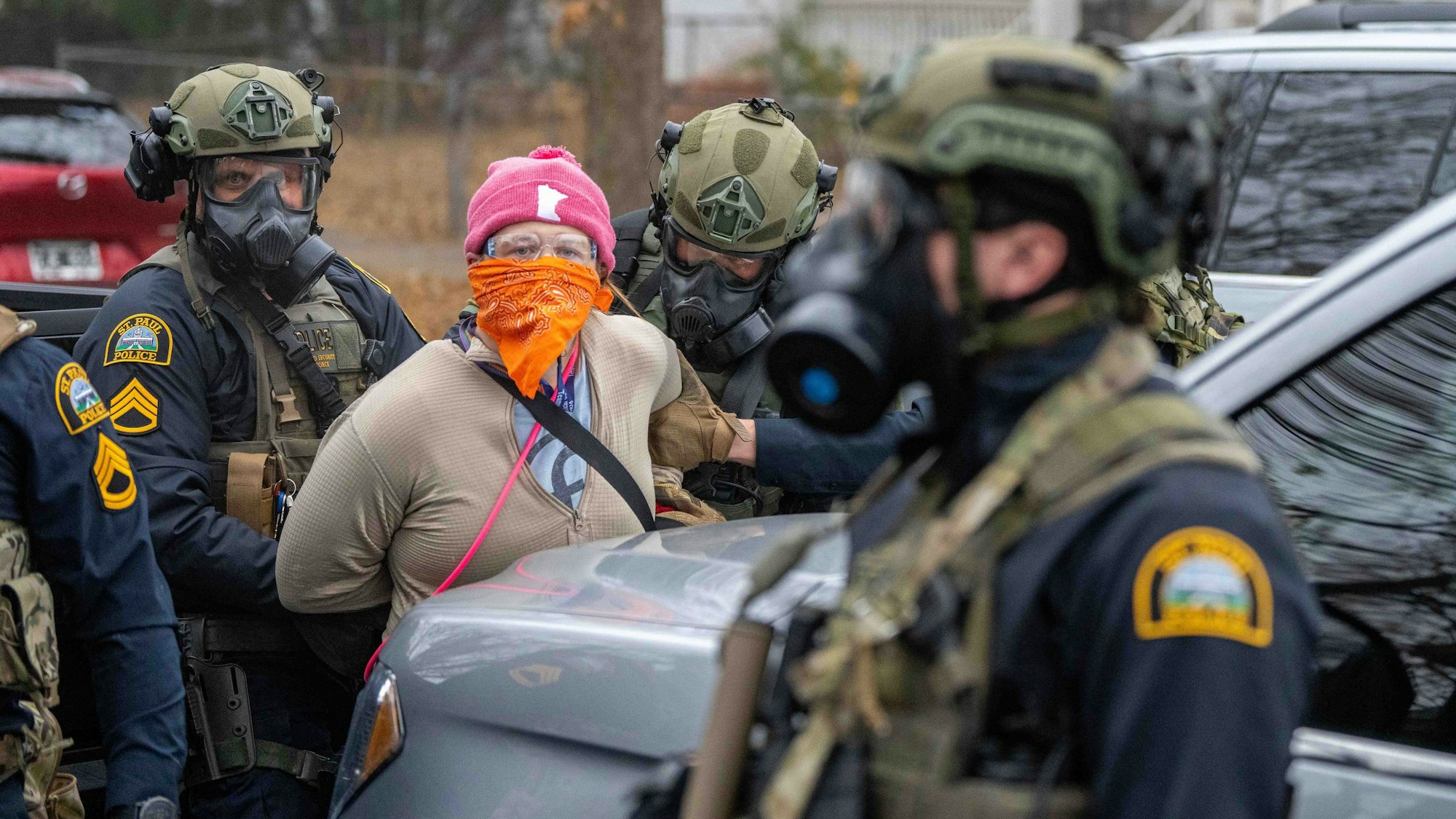Das Bild zeigt Beamte von ICE und dem Saint Paul Police Department (SPPD) bei der Verhaftung in St. Paul, USA. Foto: Holden Smith/ZUMA Press Wire/dpa