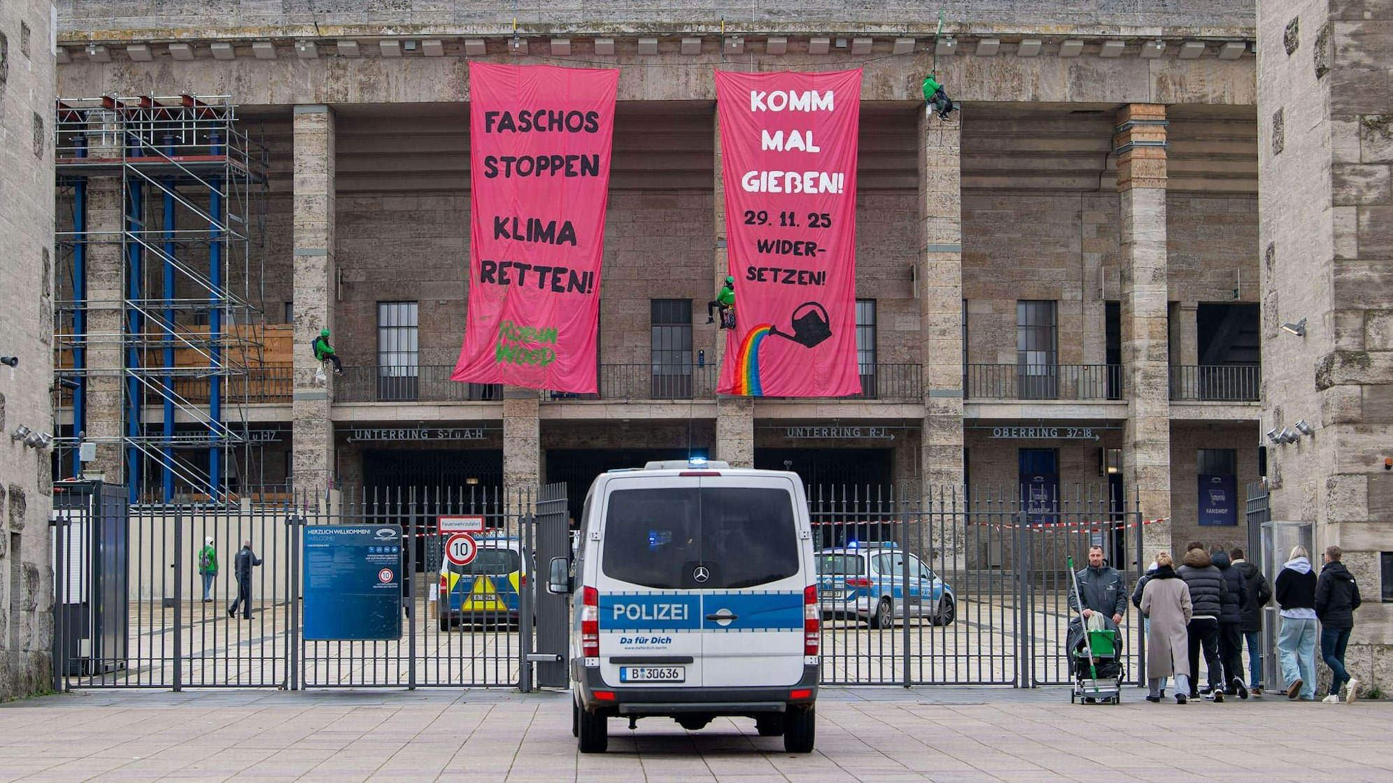 Aufruf zum Protest: Aktivisten mobilisieren am Berliner Olympiastadion gegen die Versammlung der AfD-Jugend in Gießen. /Sebastian Räppold/