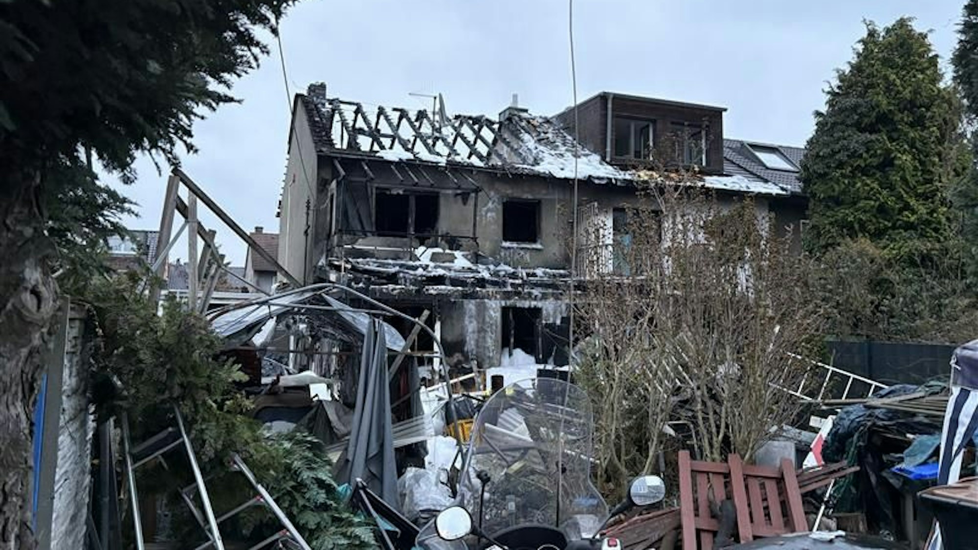 Am Mittwochmorgen zeigt sich das Ausmaß der Zerstörung, die der Brand am haus in Weiß verursacht hat.