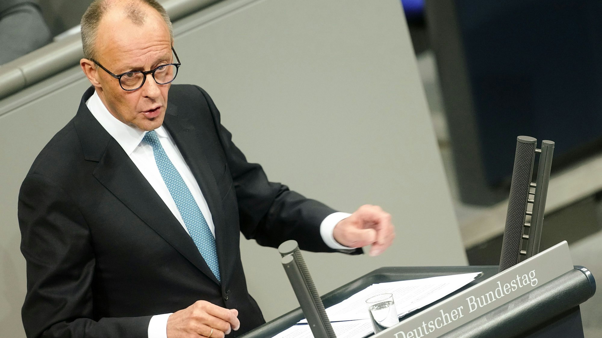 26.11.2025, Berlin: Bundeskanzler Friedrich Merz (CDU) spricht in der Generaldebatte im Bundestag zum Haushalt. Die Debatten über den Etat des Kanzleramts werden traditionell zur Generalaussprache über die Politik der Bundesregierung genutzt. Foto: Kay Nietfeld/dpa +++ dpa-Bildfunk +++