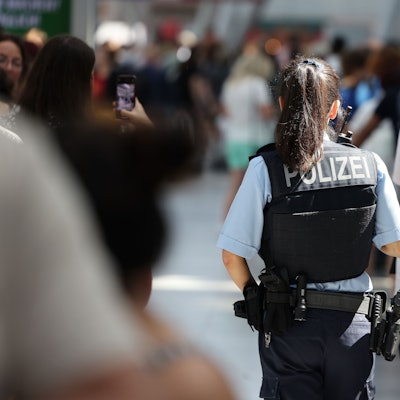 Eine Polizistin patrouilliert durch den Flughafen Düsseldorf.