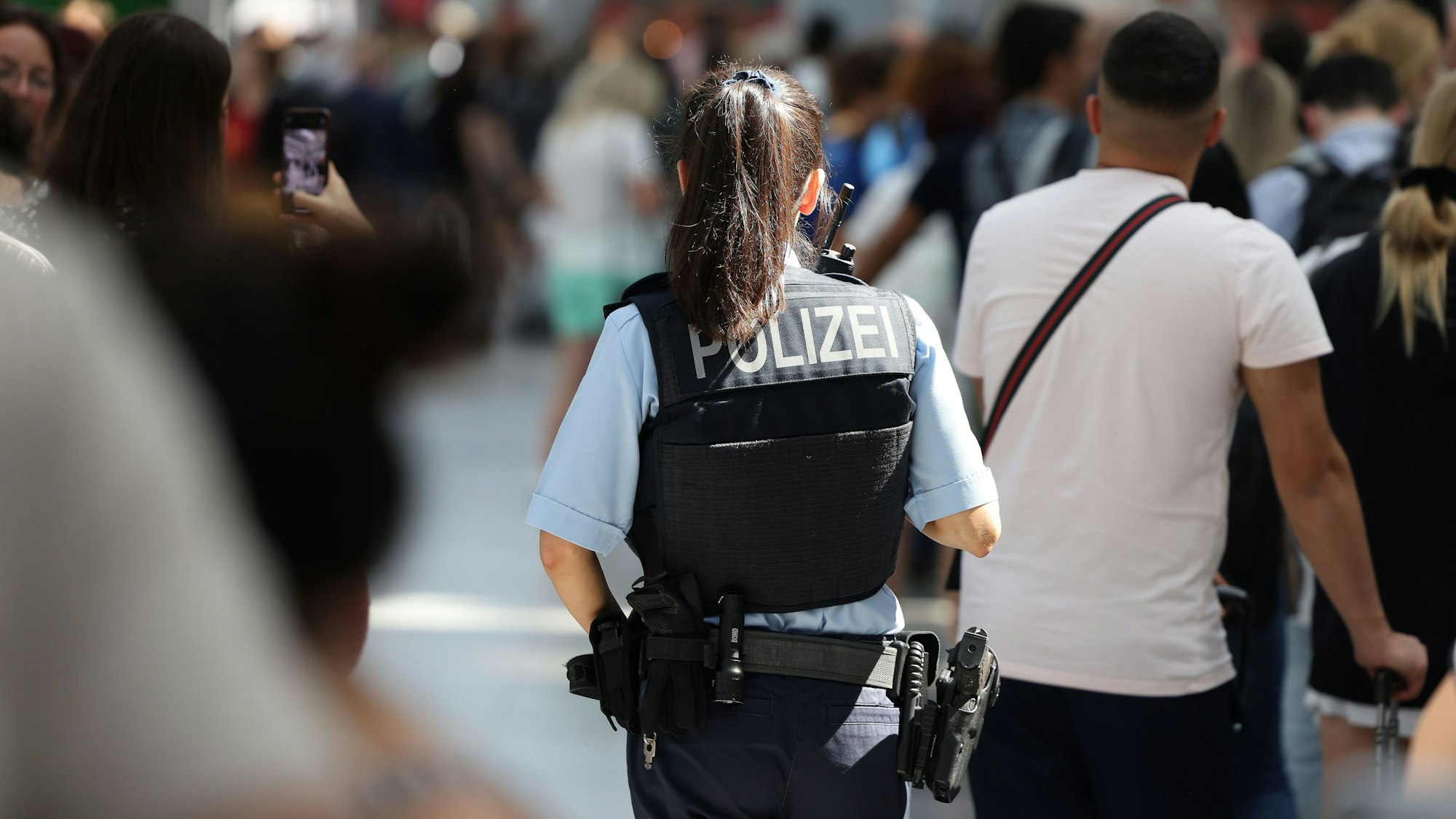 Eine Polizistin patrouilliert durch den Flughafen Düsseldorf.