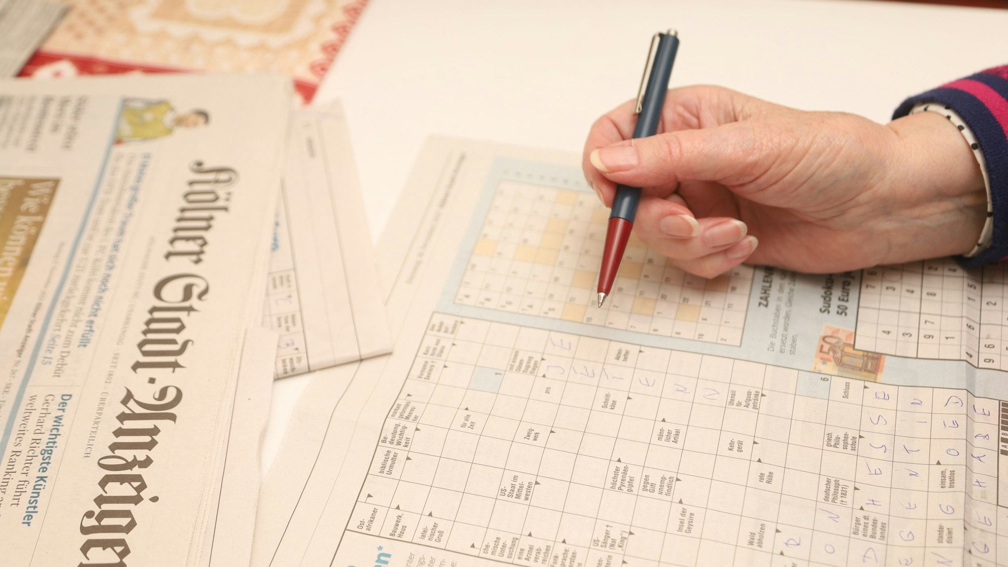 18.11.2025, Köln: Margot Schöninger (94) ist seit mehr als 70 Jahren Abonnentin des Kölner Stadt-Anzeigers. Foto: Arton Krasniqi