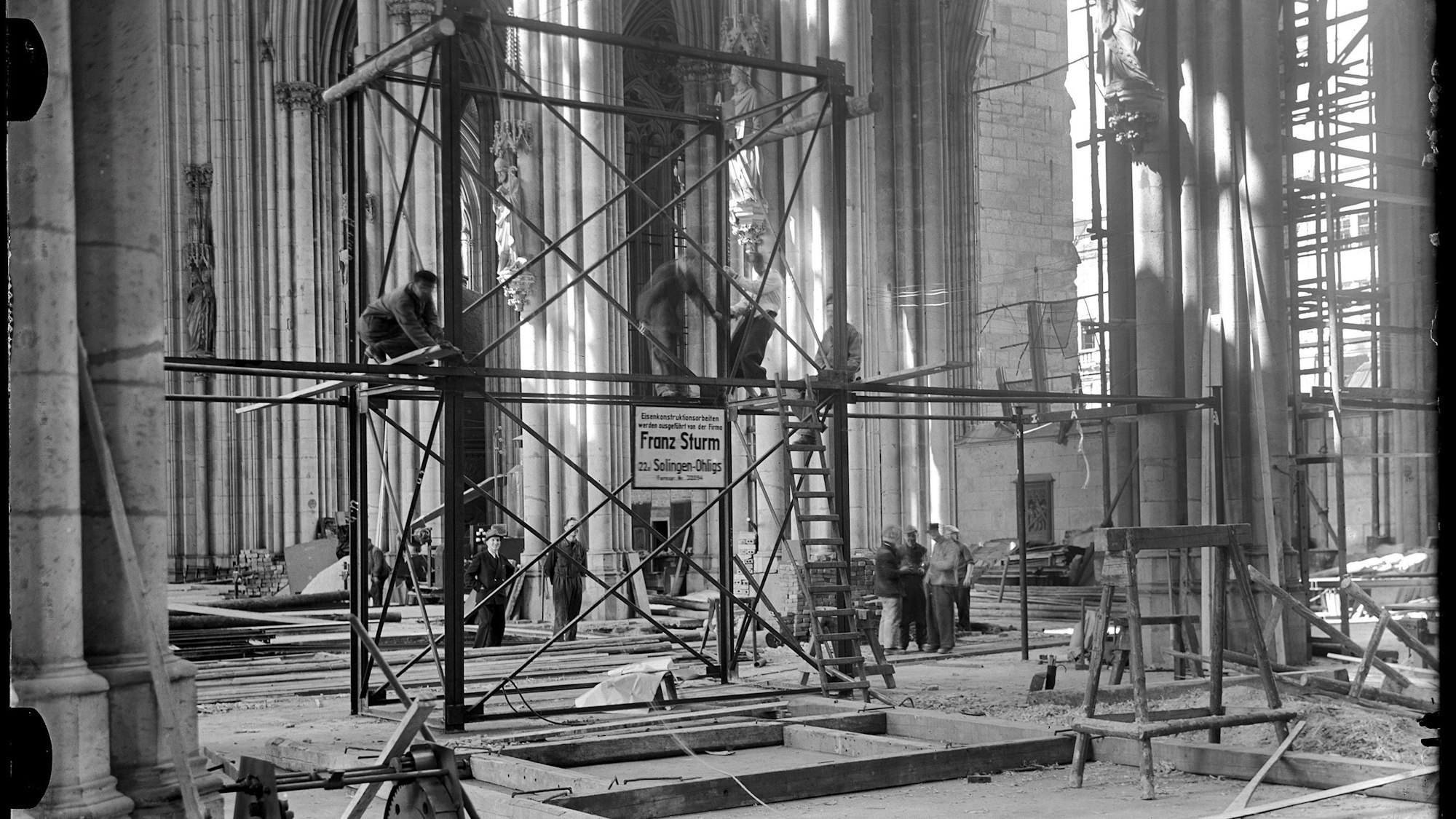 Pressefoto zur Ausstellung "Finding Margarita Neiteler"
Die fotografierende Nonne
Abbildung: Köln, Wiederaufbau das Kölner Dom 1945-1948, Negativglas 13x18cm
Kölner Dom, Innenansicht Langhaus
