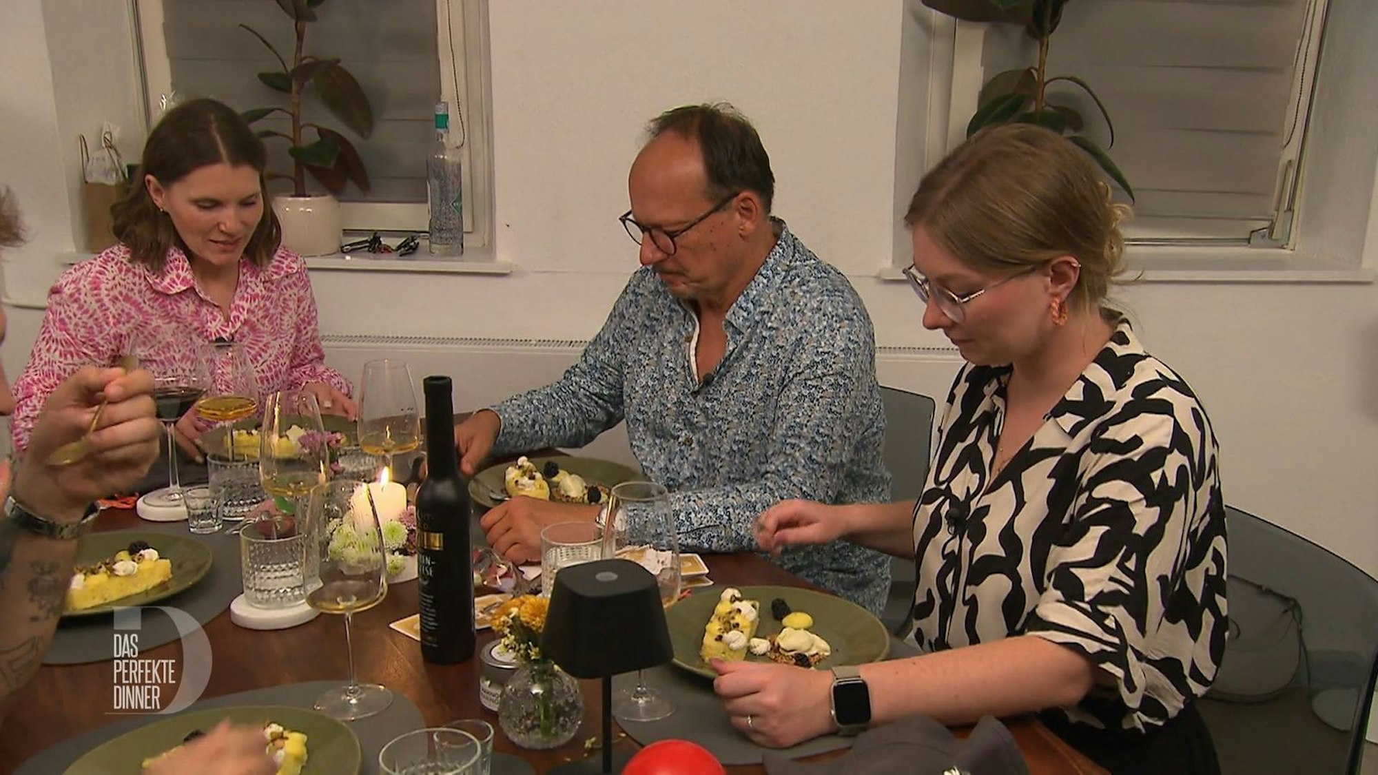 Das Dessert aus Zitronenkuchen, Pistazien-Eis und Kardamom-Mascarpone-Creme macht die Gäste restlos glücklich.
(Bild: RTL)