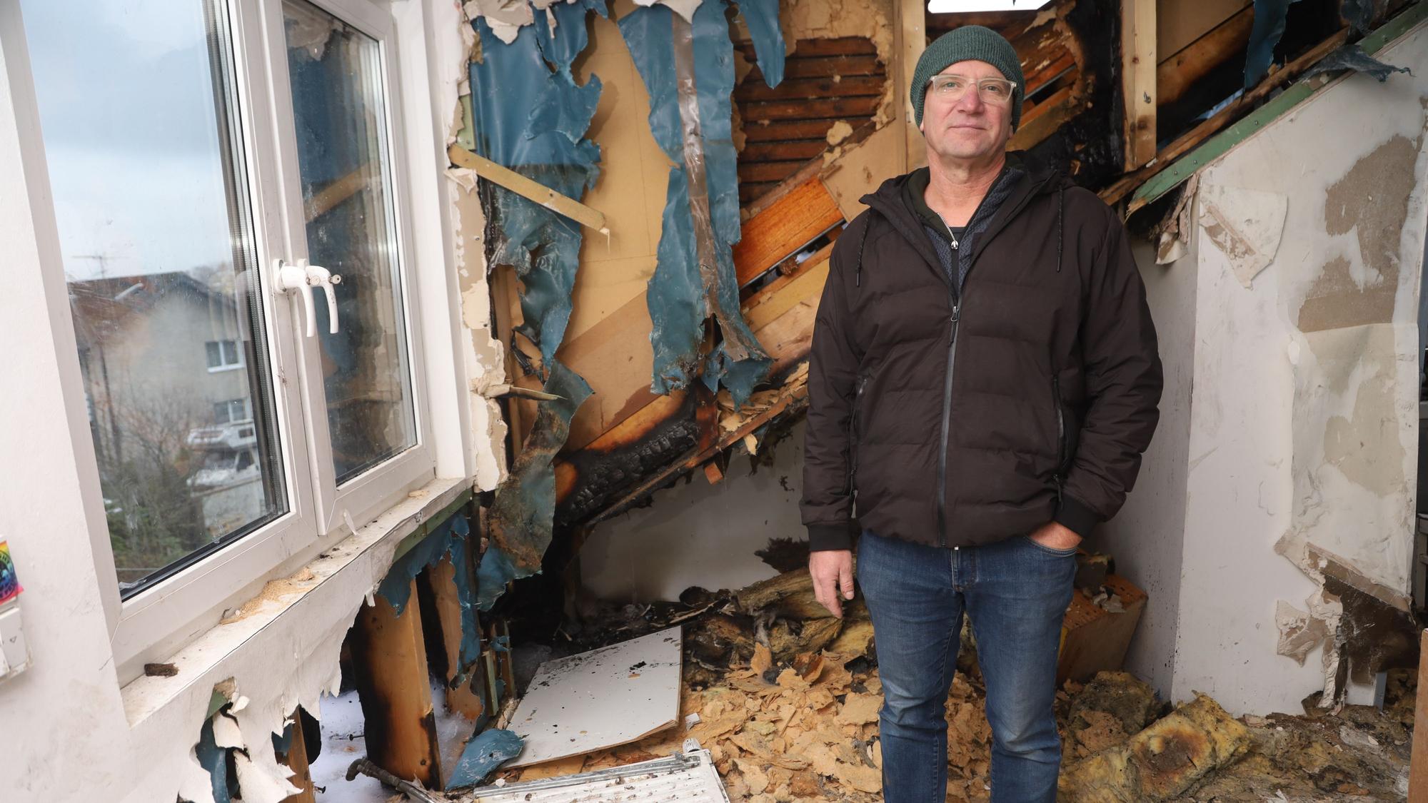 Holger Bickschäfer am Dachboden des eigenen Hauses. Das Feuer im Nachbarhaus hat sein Zuhause unbewohnbar gemacht. Im Stadtteil Weiß hat am Dienstagabend ein Feuer mehrer Häuser unbeweohnbar gemacht. Foto: Arton Krasniqi